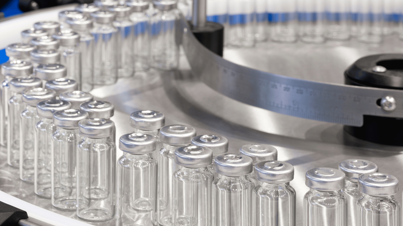Línea de producción y envasado de medicamentos de un laboratorio afiliado para el reporte de Actualidad CIFAR