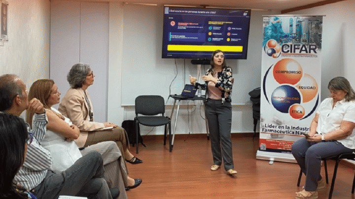 Integrantes del Comité de Recursos Humanos de CIFAR durante la sesión especial sobre Primeros Auxilios Psicológicos junto a EY Venezuela.