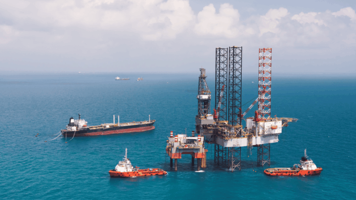 Plataforma petrolera costa afuera que ilustra el análisis de la Reforma a la Ley Orgánica de Hidrocarburos de CIFAR.