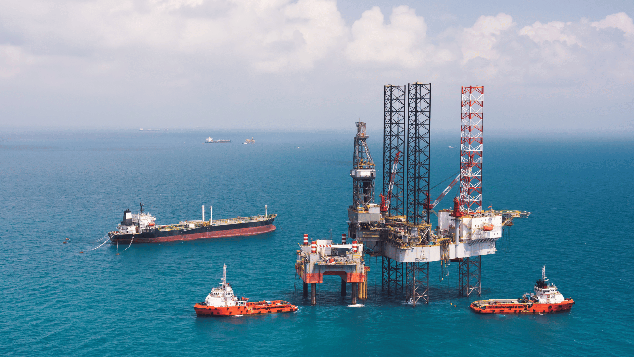 Plataforma petrolera costa afuera que ilustra el análisis de la Reforma a la Ley Orgánica de Hidrocarburos de CIFAR.