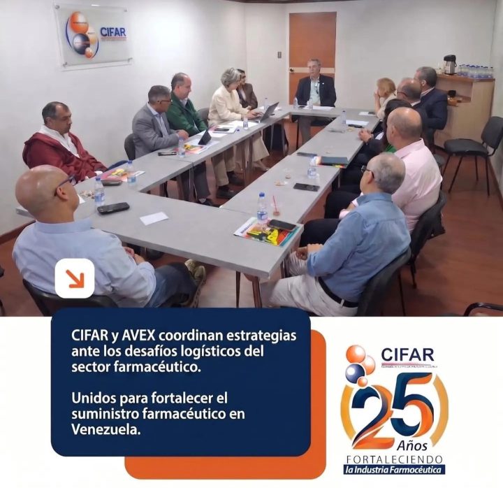 Directivos de CIFAR y Gustavo González Velutini de AVEX en sesión de trabajo sobre logística farmacéutica.